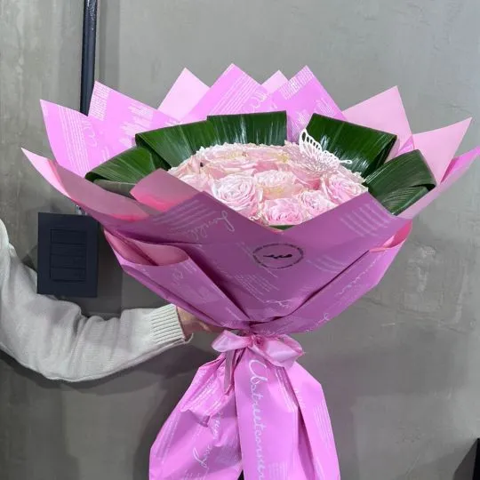 Ramo de 15 rosas rosadas con papel coreano 